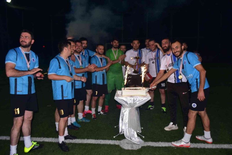 6’ncı İnönü Geleneksel Halı Saha Turnuvası Kazananı Oklubalı Gençlik Spor Oldu