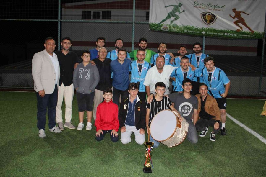 6’ncı İnönü Geleneksel Halı Saha Turnuvası Kazananı Oklubalı Gençlik Spor Oldu