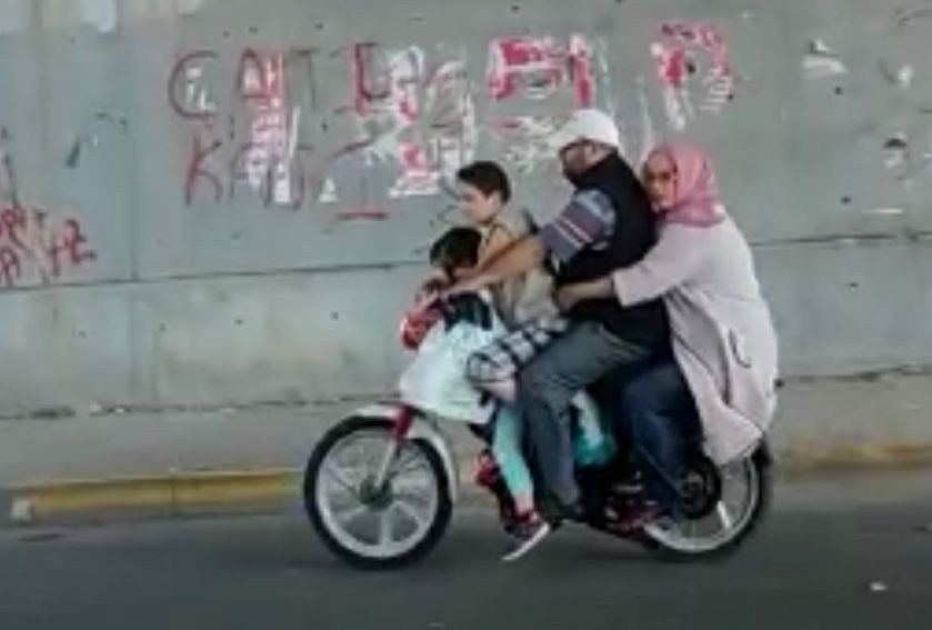 Motosiklette 4 Kişilik Ailenin Tehlikeli Yolculuğu