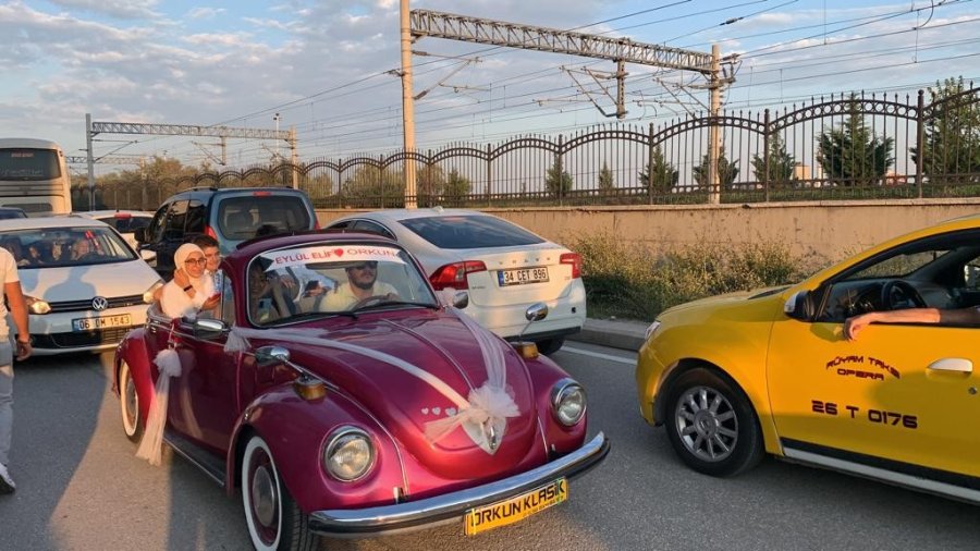 Klasik Otomobillerle Nostaljik Düğün Konvoyu