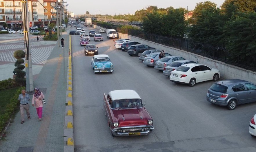 Klasik Otomobillerle Nostaljik Düğün Konvoyu