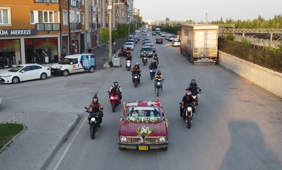 Klasik Otomobillerle Nostaljik Düğün Konvoyu