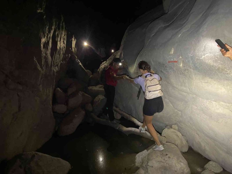 Yolunu Kaybedip Dağda Mahsur Kalan 3 Turist Jandarma Tarafından Kurtarıldı