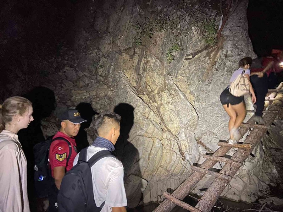 Yolunu Kaybedip Dağda Mahsur Kalan 3 Turist Jandarma Tarafından Kurtarıldı