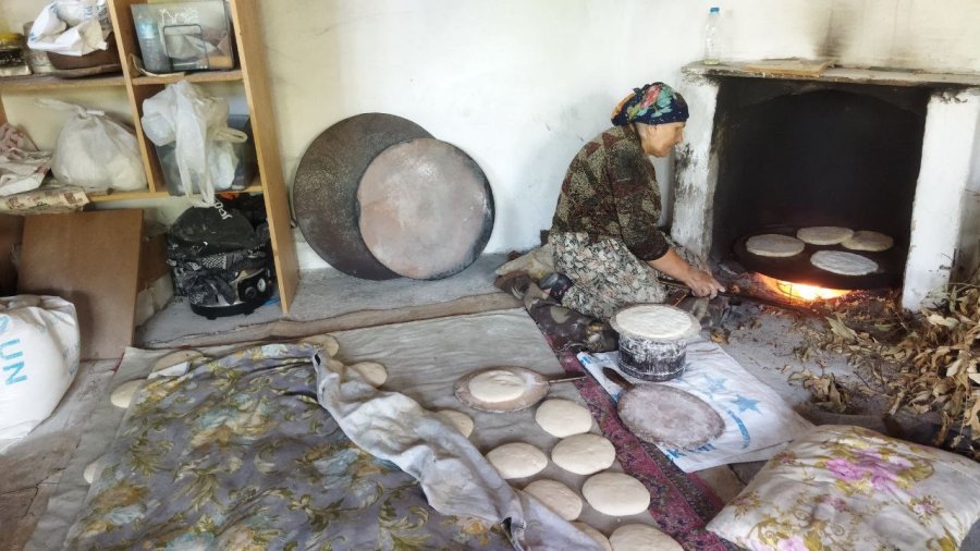 Odun Ateşinde Bazlama Pişirenler Marketten Ekmek Almıyor