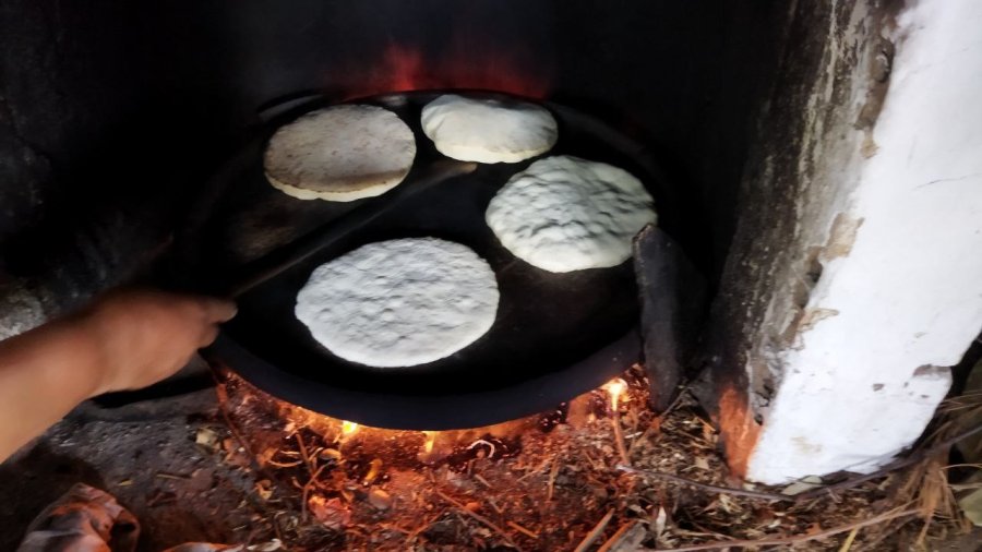 Odun Ateşinde Bazlama Pişirenler Marketten Ekmek Almıyor