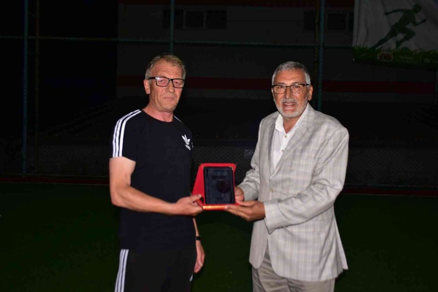 6’ncı İnönü Geleneksel Halı Saha Turnuvası Kazananı Oklubalı Gençlik Spor Oldu