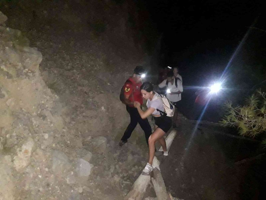 Yolunu Kaybedip Dağda Mahsur Kalan 3 Turist Jandarma Tarafından Kurtarıldı