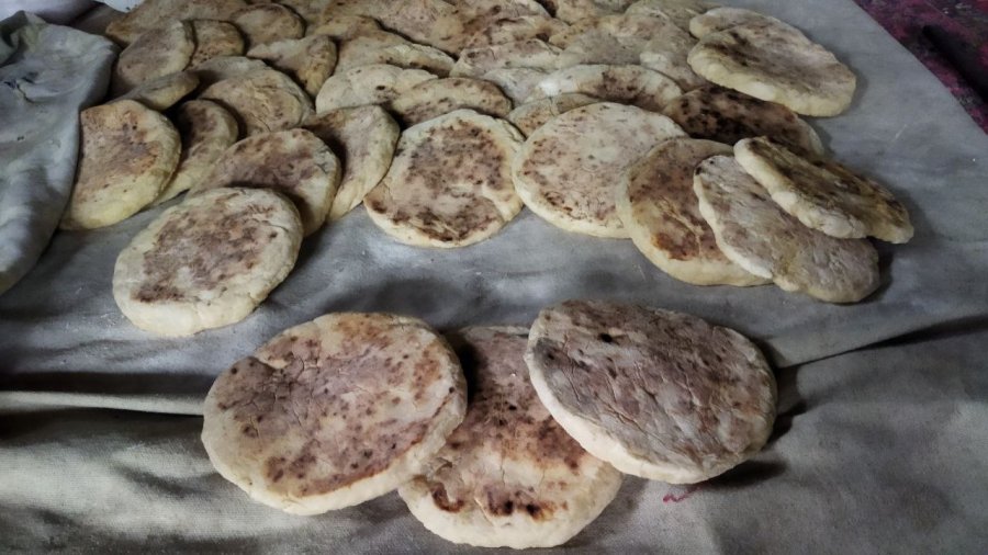 Odun Ateşinde Bazlama Pişirenler Marketten Ekmek Almıyor