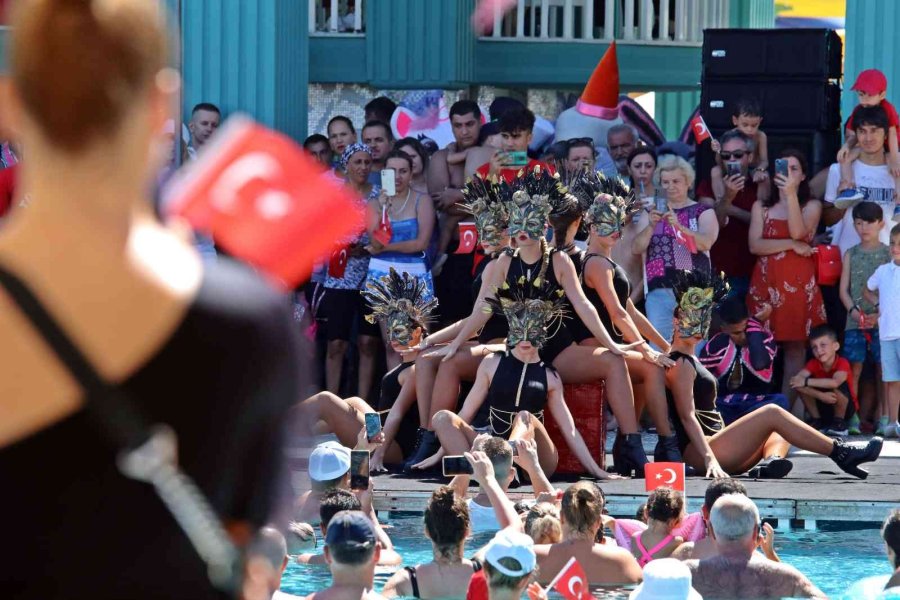 Antalya’da Turistleri Hayran Bırakan ’türk Bayraklı’ 30 Ağustos Gösterisi