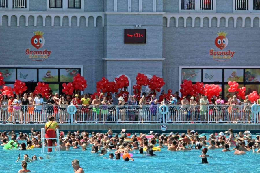 Antalya’da Turistleri Hayran Bırakan ’türk Bayraklı’ 30 Ağustos Gösterisi