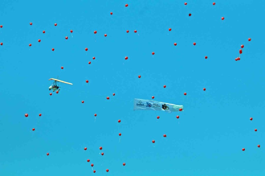 Antalya’da Turistleri Hayran Bırakan ’türk Bayraklı’ 30 Ağustos Gösterisi