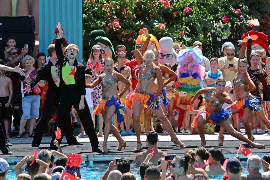 Antalya’da Turistleri Hayran Bırakan ’türk Bayraklı’ 30 Ağustos Gösterisi