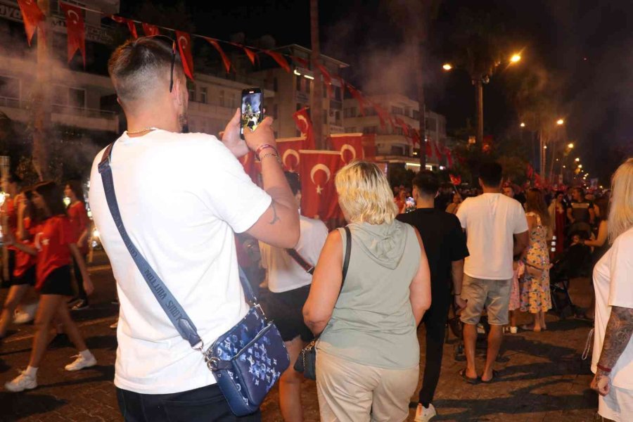 Alanya’da 30 Ağustos Coşkusuna Turistler De Ortak Oldu