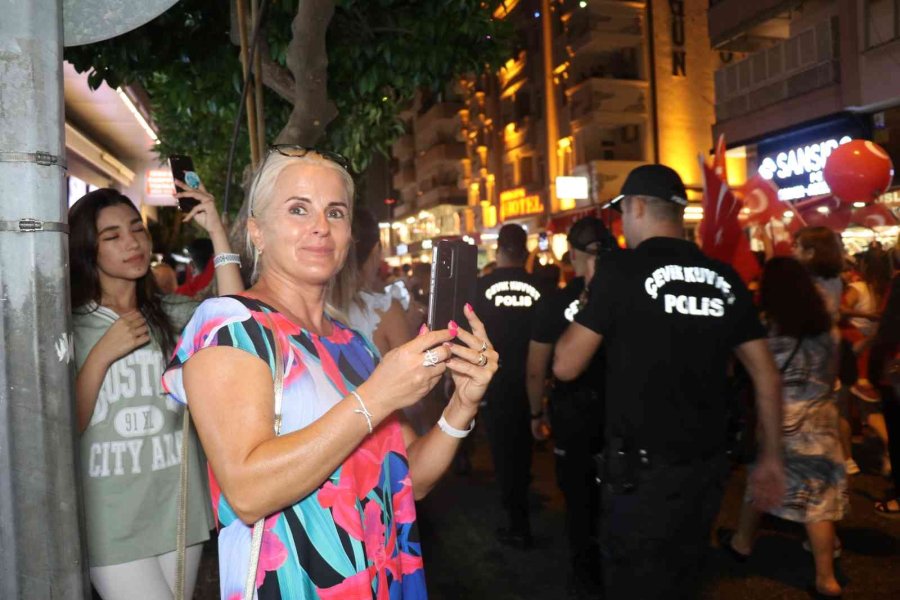 Alanya’da 30 Ağustos Coşkusuna Turistler De Ortak Oldu