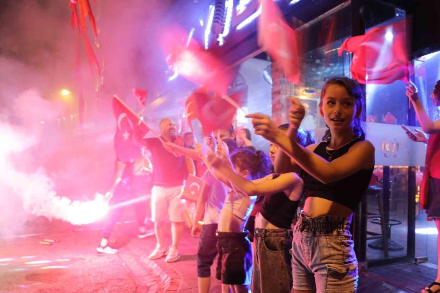 Alanya’da 30 Ağustos Coşkusuna Turistler De Ortak Oldu