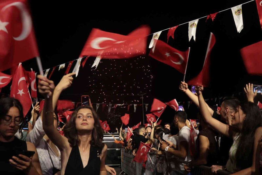 Alanya’da 30 Ağustos Coşkusuna Turistler De Ortak Oldu
