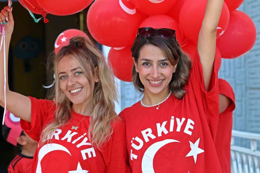 Antalya’da Turistleri Hayran Bırakan ’türk Bayraklı’ 30 Ağustos Gösterisi