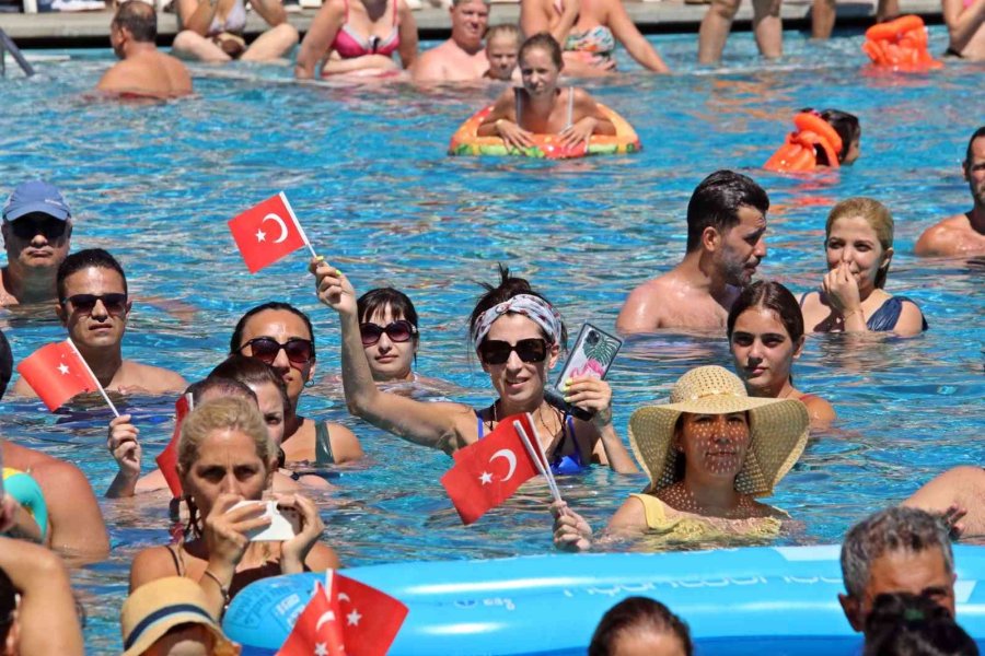 Antalya’da Turistleri Hayran Bırakan ’türk Bayraklı’ 30 Ağustos Gösterisi