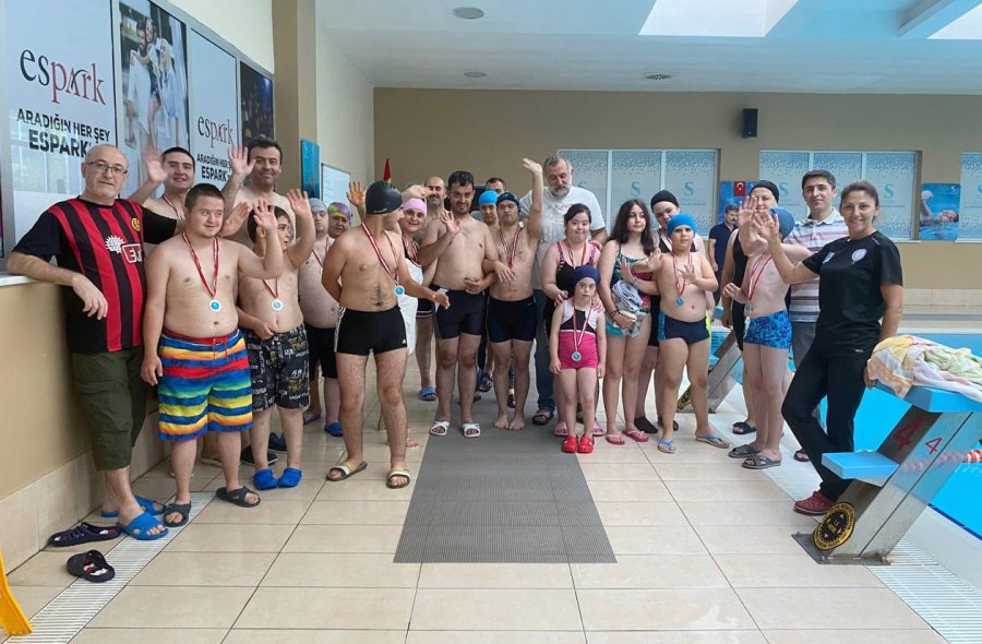 Özel Bireyler Yaz Mevsimini Yüzerek Geçirdi