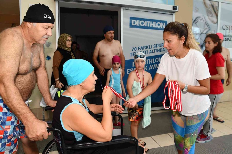 Özel Bireyler Yaz Mevsimini Yüzerek Geçirdi