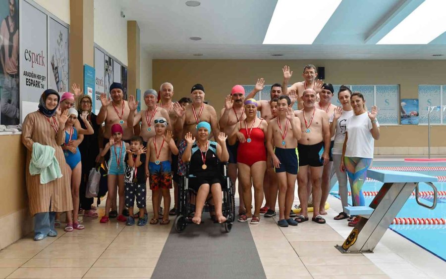 Özel Bireyler Yaz Mevsimini Yüzerek Geçirdi