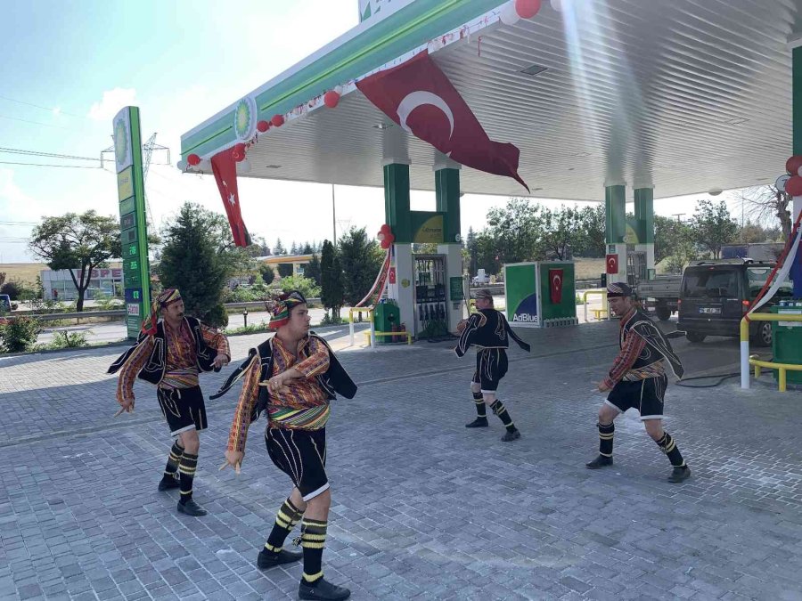 Akaryakıt İstasyonunda Müşterilere Coşkulu 30 Ağustos Karşılaması