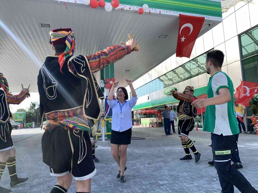 Akaryakıt İstasyonunda Müşterilere Coşkulu 30 Ağustos Karşılaması