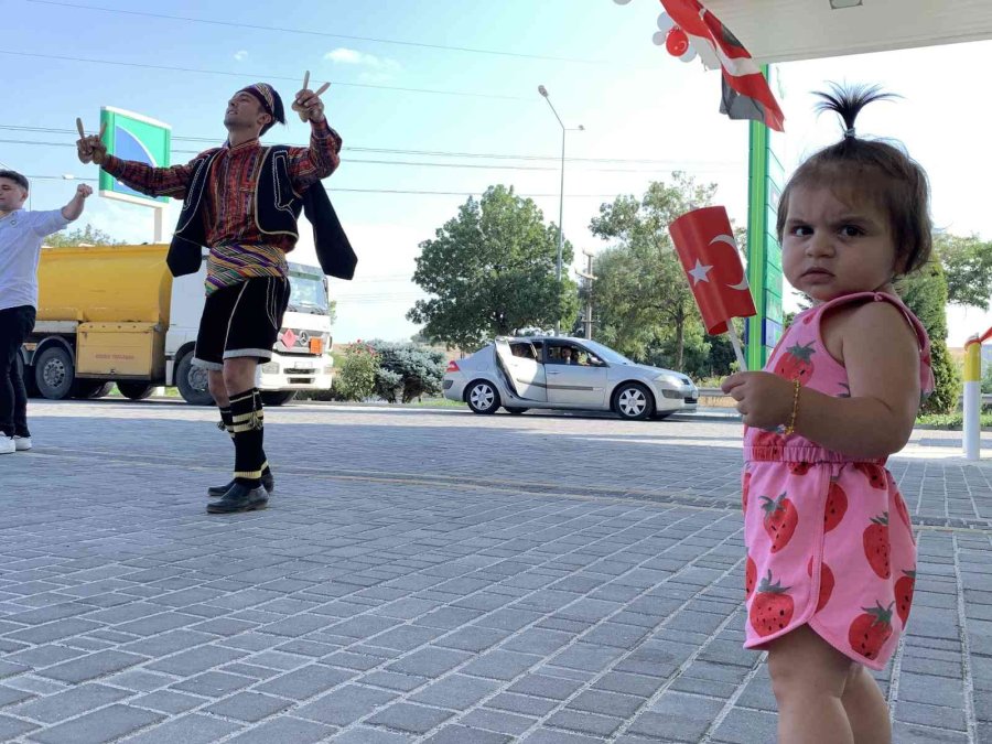 Akaryakıt İstasyonunda Müşterilere Coşkulu 30 Ağustos Karşılaması