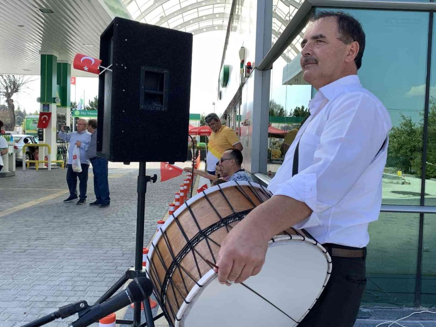 Akaryakıt İstasyonunda Müşterilere Coşkulu 30 Ağustos Karşılaması