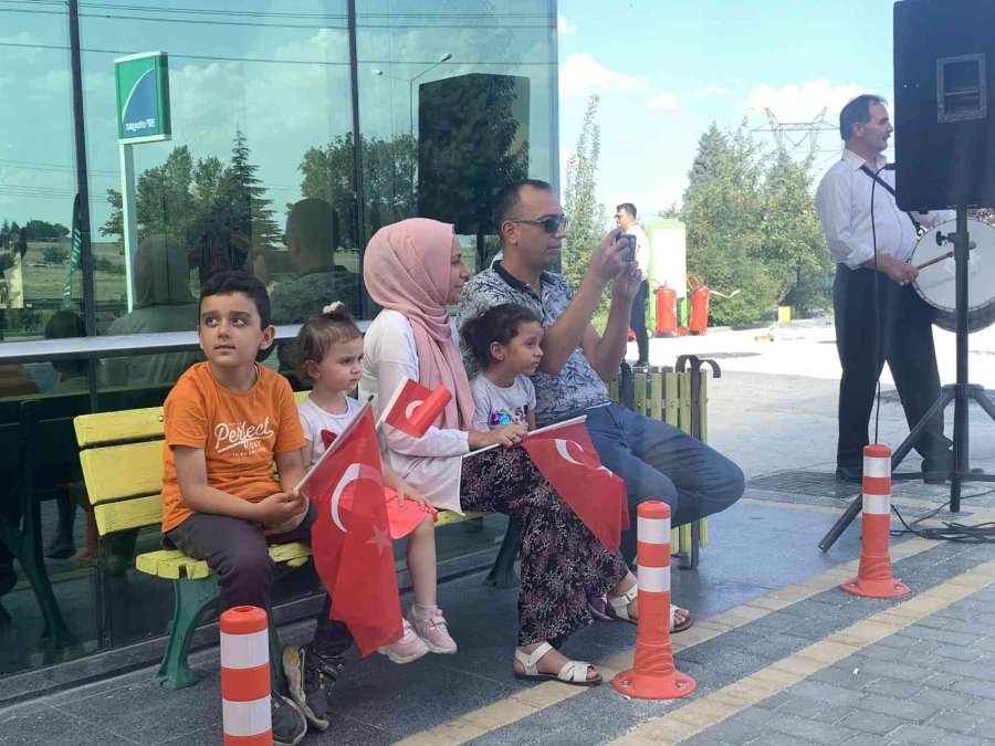 Akaryakıt İstasyonunda Müşterilere Coşkulu 30 Ağustos Karşılaması