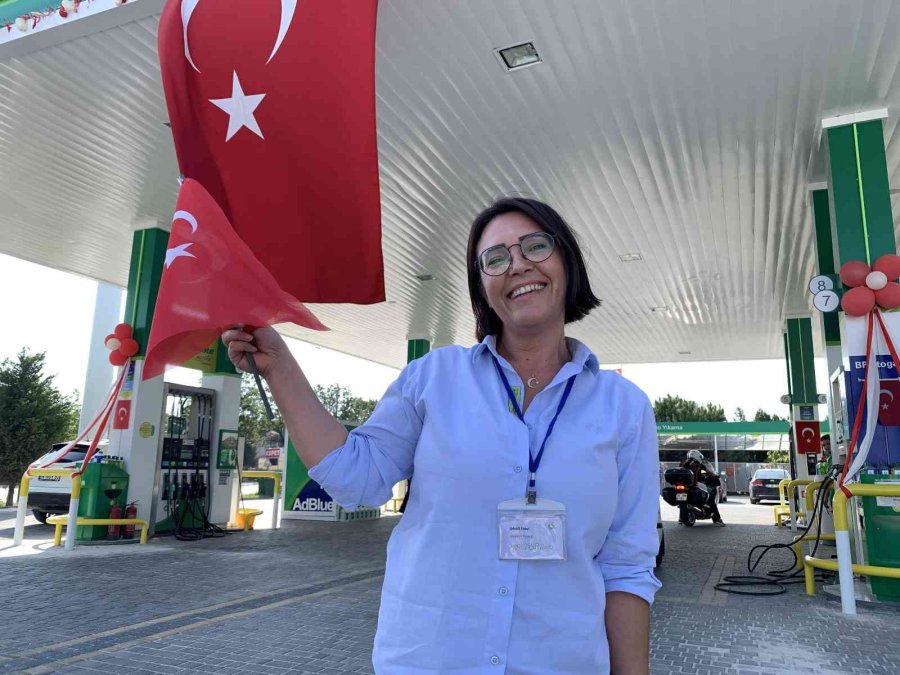 Akaryakıt İstasyonunda Müşterilere Coşkulu 30 Ağustos Karşılaması