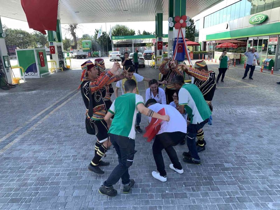 Akaryakıt İstasyonunda Müşterilere Coşkulu 30 Ağustos Karşılaması