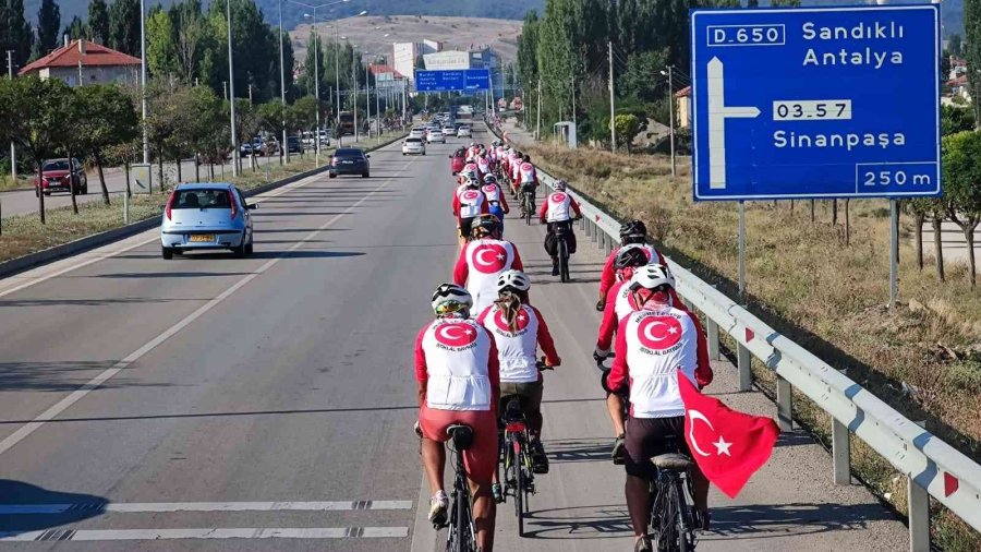 Eskişehirli 8 Bisikletçi, Bin 150 Kilometre Pedal Çevirecekleri Büyük Taarruz Bisiklet Turu’nda