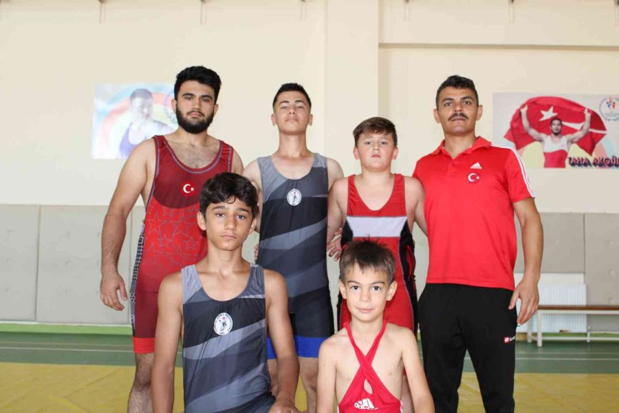 Eskişehirli Minik Güreşçiler, Başarıya Ulaşmak İçin Minderde Ter Döküyor