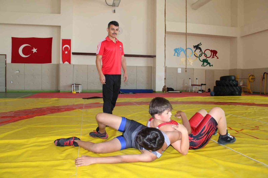 Eskişehirli Minik Güreşçiler, Başarıya Ulaşmak İçin Minderde Ter Döküyor