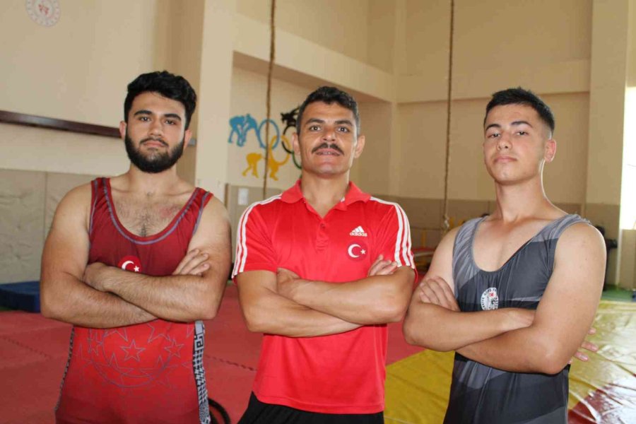 Eskişehirli Minik Güreşçiler, Başarıya Ulaşmak İçin Minderde Ter Döküyor