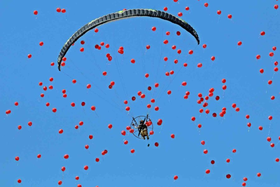 Antalya’da Turistleri Hayran Bırakan ’türk Bayraklı’ 30 Ağustos Gösterisi