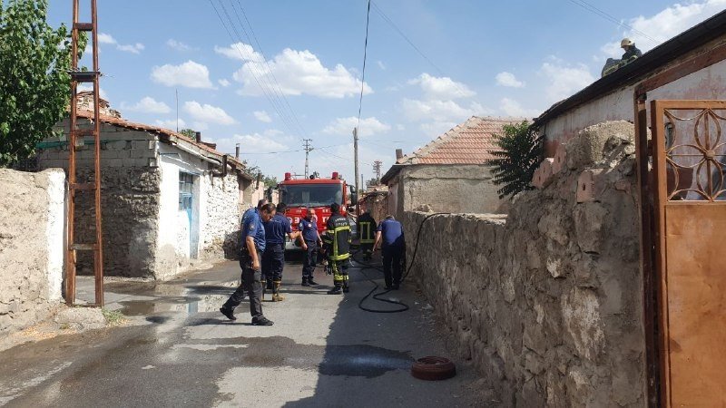 Kömürlükte Çıkan Yangın Eve Sıçramadan Söndürüldü