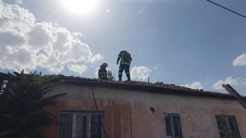 Kömürlükte Çıkan Yangın Eve Sıçramadan Söndürüldü