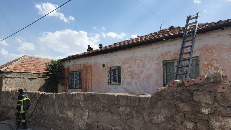 Kömürlükte Çıkan Yangın Eve Sıçramadan Söndürüldü