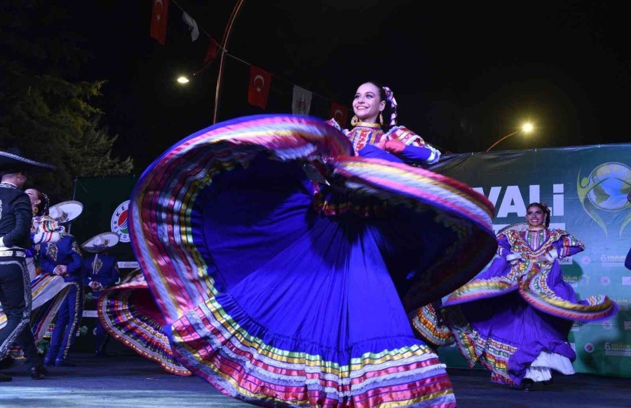 Kepez’in 6. Uluslararası Folklor Festivali’ne Muhteşem Gala