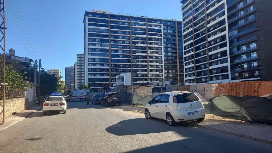 Binanın Terasında Yangın Çıktı, 3 Kişi Dumandan Etkilendi