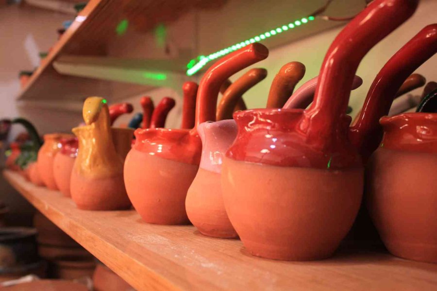 Çömlekçiliği Gelecek Kuşaklara Aktarıyor