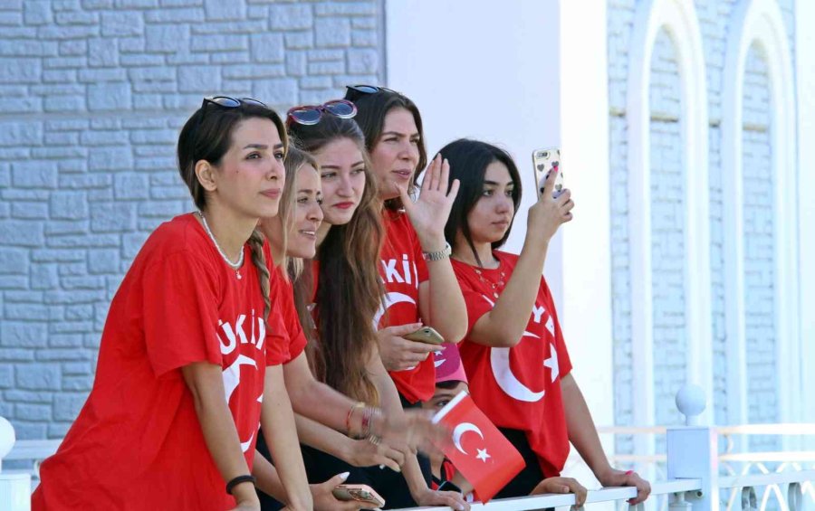 Antalya’da Turistleri Hayran Bırakan ’türk Bayraklı’ 30 Ağustos Gösterisi