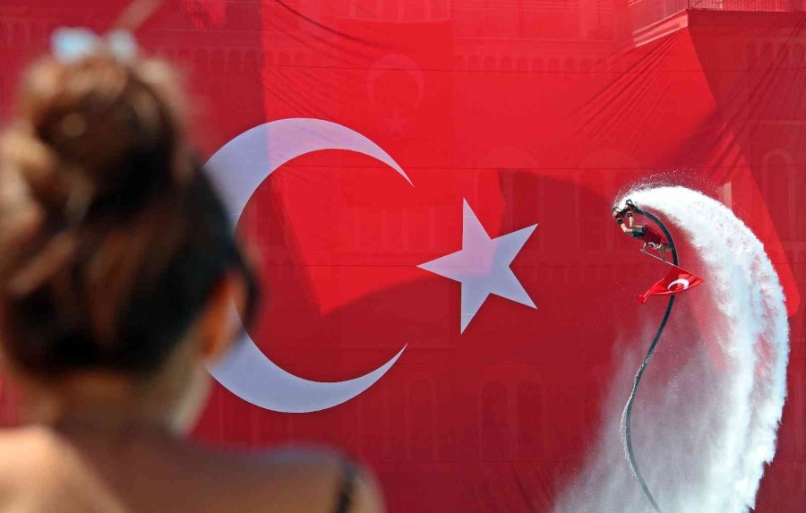 Antalya’da Turistleri Hayran Bırakan ’türk Bayraklı’ 30 Ağustos Gösterisi