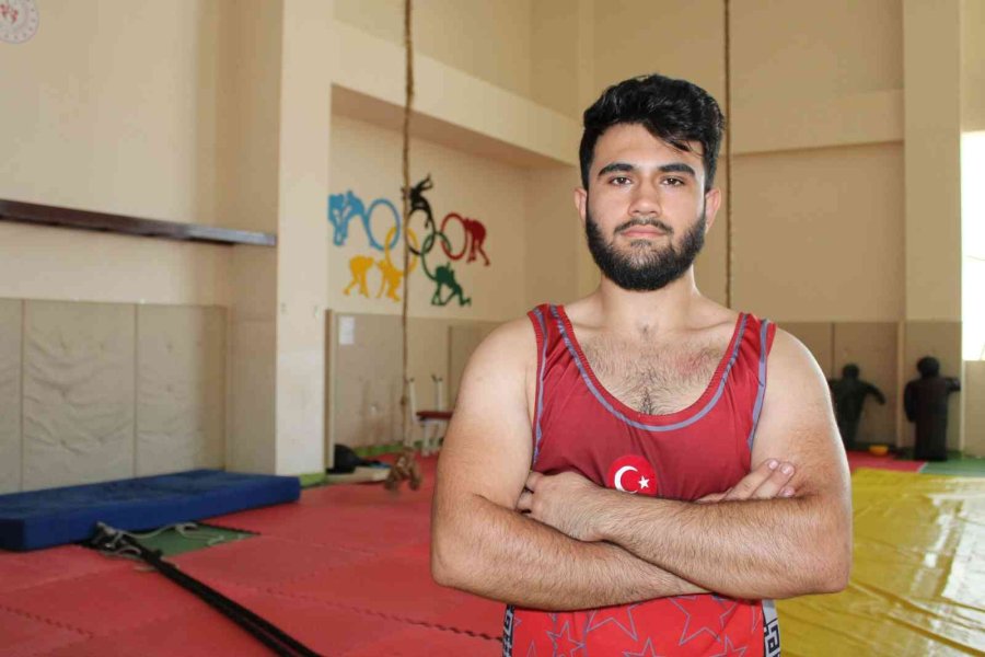 Eskişehirli Minik Güreşçiler, Başarıya Ulaşmak İçin Minderde Ter Döküyor