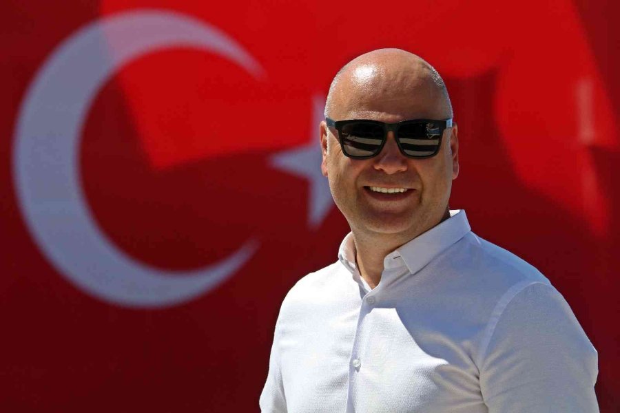 Antalya’da Turistleri Hayran Bırakan ’türk Bayraklı’ 30 Ağustos Gösterisi