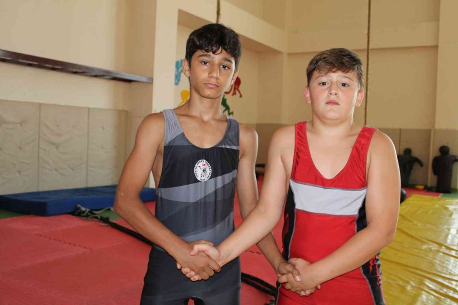 Eskişehirli Minik Güreşçiler, Başarıya Ulaşmak İçin Minderde Ter Döküyor