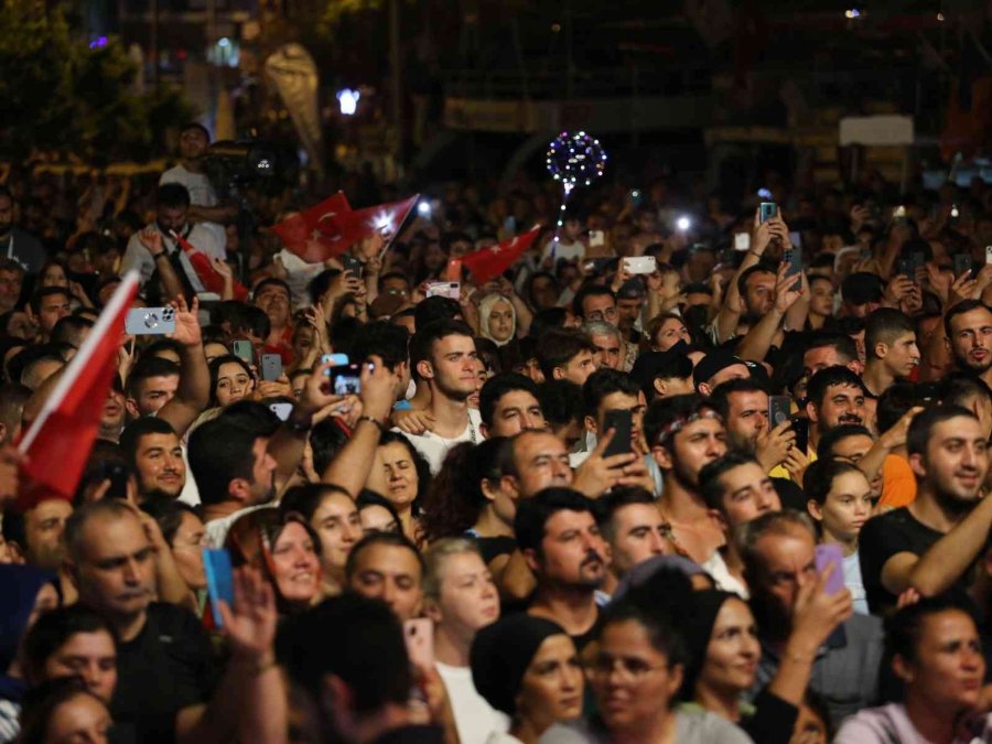 Zara, 30 Ağustos Zafer Bayramı’nda Kaş’ta Konser Verdi